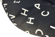 Load image into Gallery viewer, CHANEL シャネル ヴィンテージ 総柄 ロゴ ハット ブラック 黒 ココマーク 帽子 飛びロゴ サイズ57 中古 44034