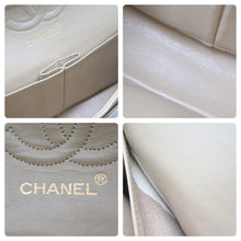 Load image into Gallery viewer, CHANEL マトラッセWフラップチェーンショルダー 1番台 ショルダーバッグ ベージュ×ゴールド 金具 23cm 美品 中古 44289