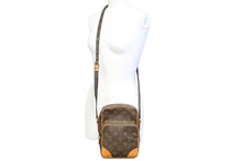 Load image into Gallery viewer, LOUIS VUITTON ルイ・ヴィトン モノグラム アマゾン ショルダーバッグ ポシェット ブラウン 斜め掛け M45236 中古 44317