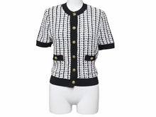 Load image into Gallery viewer, 極美品 CHANEL シャネル トップス ニット 97P ココマーク ボタン ブラック ホワイト ツイード サイズ38 P07770V00356 中古 44378
