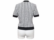 Load image into Gallery viewer, 極美品 CHANEL シャネル トップス ニット 97P ココマーク ボタン ブラック ホワイト ツイード サイズ38 P07770V00356 中古 44378