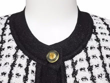 Load image into Gallery viewer, 極美品 CHANEL シャネル トップス ニット 97P ココマーク ボタン ブラック ホワイト ツイード サイズ38 P07770V00356 中古 44378