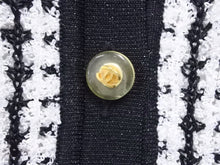 Load image into Gallery viewer, 極美品 CHANEL シャネル トップス ニット 97P ココマーク ボタン ブラック ホワイト ツイード サイズ38 P07770V00356 中古 44378