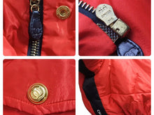 Load image into Gallery viewer, CHANEL シャネル ヘイリー愛用 P08814V04931 38 激レア クロップド ロゴテープ ダウンコート ジャケット サイズ36 美品 中古 44792