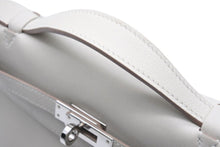 Load image into Gallery viewer, 新品同様 HERMES エルメス C刻印 ハンドバッグ ポシェットケリー グリスパール(パールグレー) スイフト シルバー金具 中古 44812