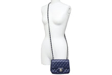 Load image into Gallery viewer, CHANEL シャネル ミニマトラッセ ネイビー キャビアスキン 15番台 ショルダーバッグ 美品 中古 45326