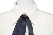 Load image into Gallery viewer, CHANEL シャネル ココボタン 長袖シャツ シルクシャツ リボン P44294V12320 アイボリー ブラック サイズ34 美品 中古 45342