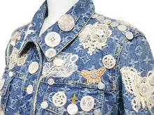 Load image into Gallery viewer, LOUIS VUITTON ルイヴィトン 36 総柄モノグラム ボタン装飾 デニムジャケット RW071W WKVB02CF7 インディゴ 美品 中古 45350