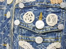 Load image into Gallery viewer, LOUIS VUITTON ルイヴィトン 36 総柄モノグラム ボタン装飾 デニムジャケット RW071W WKVB02CF7 インディゴ 美品 中古 45350