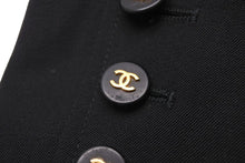 Load image into Gallery viewer, CHANEL シャネル ココマーク テーラードジャケット P07495V05526 97P ウール シルク ブラック ゴールド サイズ40 美品 中古 45374