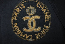 Load image into Gallery viewer, CHANEL シャネル ココマーク テーラードジャケット P07495V05526 97P ウール シルク ブラック ゴールド サイズ40 美品 中古 45374