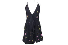 Load image into Gallery viewer, CHANEL シャネル 22SS ココマーク カシュクール ワンピース ロゴ マルチカラー ラインストーン ブラック サイズ34 美品 中古 45393