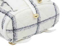 Load image into Gallery viewer, 新品未使用 顧客即完売 2022-2023AW 最新作 22K CHANEL シャネル AS3615 マトラッセ バックパック ツイード ホワイト 中古 45429