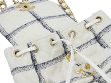 Load image into Gallery viewer, 新品未使用 顧客即完売 2022-2023AW 最新作 22K CHANEL シャネル AS3615 マトラッセ バックパック ツイード ホワイト 中古 45429