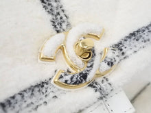 Load image into Gallery viewer, 新品未使用 顧客即完売 2022-2023AW 最新作 22K CHANEL シャネル AS3615 マトラッセ バックパック ツイード ホワイト 中古 45429