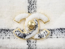 Load image into Gallery viewer, 新品未使用 顧客即完売 2022-2023AW 最新作 22K CHANEL シャネル AS3615 マトラッセ バックパック ツイード ホワイト 中古 45429
