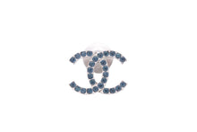 Load image into Gallery viewer, CHANEL シャネル ココマーク ブローチ アクセサリー ラインストーン メタル ブルー シルバー 3g 美品 中古 45593