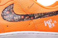 Load image into Gallery viewer, 新品同様 NIKE ナイキ AIR FORCE 1 07 PRM JDI エアフォース1 AR7719-800 サイズUS10.5 オレンジ 中古 45640