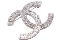 Load image into Gallery viewer, CHANEL シャネル ココマーク ブローチ アクセサリー 装飾品 小物 ラインストーン メタル 14C シルバー 美品 中古 45658