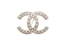 Load image into Gallery viewer, CHANEL シャネル ココマーク ブローチ フェイクパール アクセサリー ジュエリー D10V 小物 ロゴ ゴールド 美品 中古 45768