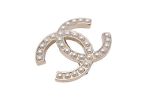 Load image into Gallery viewer, CHANEL シャネル ココマーク ブローチ フェイクパール アクセサリー ジュエリー D10V 小物 ロゴ ゴールド 美品 中古 45768