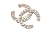 Load image into Gallery viewer, CHANEL シャネル ココマーク ブローチ フェイクパール アクセサリー ジュエリー D10V 小物 ロゴ ゴールド 美品 中古 45768
