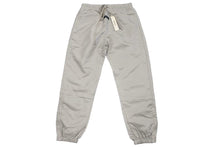 Load image into Gallery viewer, 新品未使用 ESSENTIALS エッセンシャルズ TRACK PANT トラックパンツ DESERT TAUPE ボトムス ナイロン ベージュ サイズM 45832