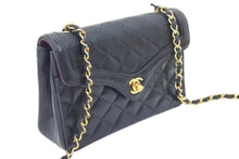 Load image into Gallery viewer, CHANEL シャネル ヴィンテージ ショルダーバッグ ミニマトラッセ 1番台 レザー ブラック ゴールド金具 良品 中古 45839