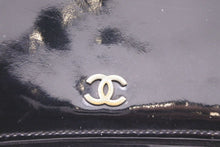 Load image into Gallery viewer, CHANEL シャネル ヴィンテージ エナメル長財布 ココマーク ブラック フランス製 6番台 中古 45903