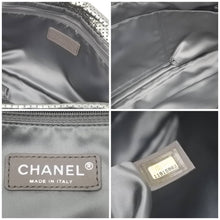 Load image into Gallery viewer, CHANEL シャネル 2.55ライン チェーン ショルダーバッグ ロゴ パンチング Wチェーン 鞄 ゴールド 11番台 中古 45924