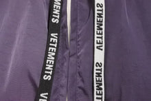 画像をギャラリービューアに読み込む, VETEMENTS ヴェトモン ネックロゴテープトラックジャケット ネックロゴテープトラックジャケット ナイロンジャケット XS 美品 中古 45994 