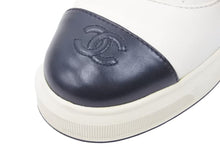 Load image into Gallery viewer, CHANEL ローカットスニーカー レースアップ ココマーク レザー AG33909 ホワイト ブラック サイズ36 美品 中古 46012