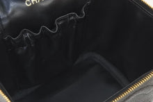 Load image into Gallery viewer, CHANEL シャネル ヴィンテージ バニティバッグ キャビアスキン ココマーク 6番台 ブラック ゴールド金具 美品 中古 46136