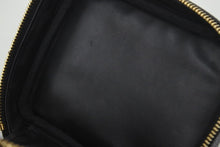 Load image into Gallery viewer, CHANEL シャネル ヴィンテージ バニティバッグ キャビアスキン ココマーク 6番台 ブラック ゴールド金具 美品 中古 46136
