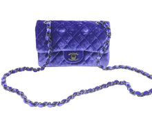 Load image into Gallery viewer, 新品同様 CHANEL シャネル ミニマトラッセ チェーンショルダーバッグ 20番台 ベロア ネイビー ブラック金具 中古 46146