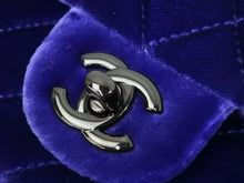 Load image into Gallery viewer, 新品同様 CHANEL シャネル ミニマトラッセ チェーンショルダーバッグ 20番台 ベロア ネイビー ブラック金具 中古 46146