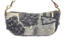 Load image into Gallery viewer, LOUIS VUITTON ルイ ヴィトン パウチィ M95383 モノグラムデニムパッチワーク グレー ハンドバッグ ポーチ 美品 中古 46181
