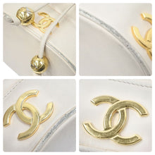 Load image into Gallery viewer, CHANEL シャネル チェーン ショルダーバッグ 巾着 ベージュ ココマーク トリプルココ レザー ポーチ付き 中古 46474