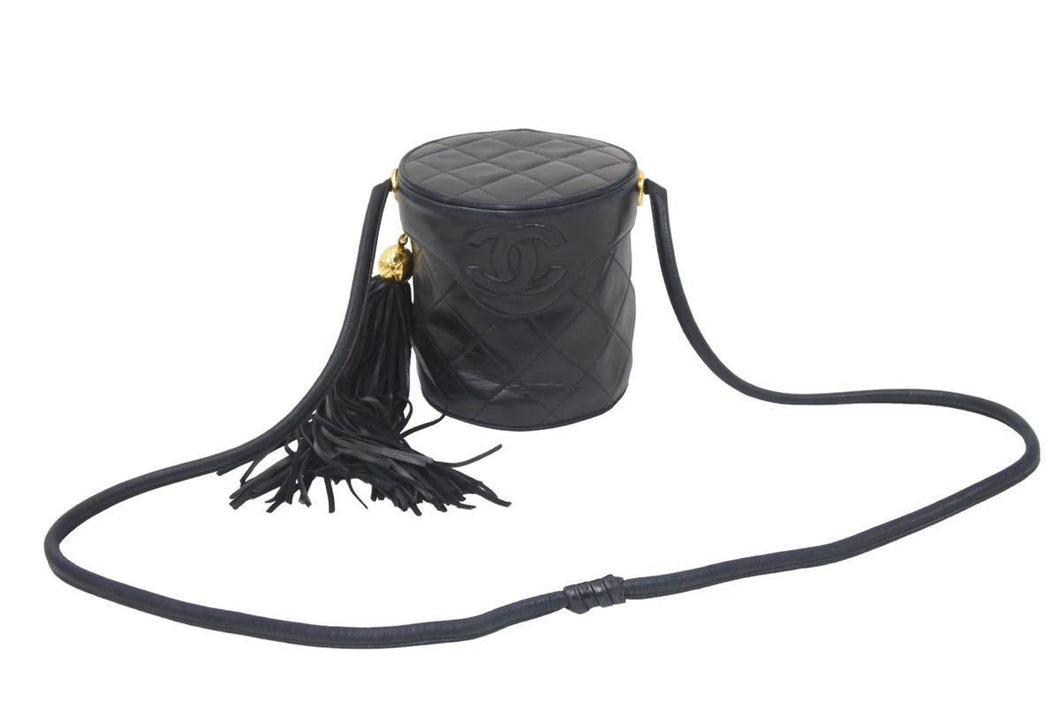 CHANEL シャネル 飯盒炊飯型 ショルダー 縦長 マトラッセ チャーム付き ミニバッグ 中古 46475
