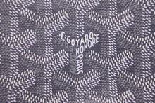 Load image into Gallery viewer, 新品同様 GOYARD ゴヤール Plumet プリュメ ショルダーバッグ 斜めがけポシェット ストラップ無し PVC レザー グレー 中古 46537