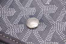 Load image into Gallery viewer, 新品同様 GOYARD ゴヤール Plumet プリュメ ショルダーバッグ 斜めがけポシェット ストラップ無し PVC レザー グレー 中古 46537