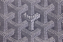 Load image into Gallery viewer, 新品同様 GOYARD ゴヤール Plumet プリュメ ショルダーバッグ 斜めがけポシェット ストラップ無し PVC レザー グレー 中古 46537