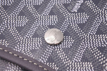 Load image into Gallery viewer, 新品同様 GOYARD ゴヤール Plumet プリュメ ショルダーバッグ 斜めがけポシェット ストラップ無し PVC レザー グレー 中古 46541