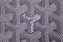 Load image into Gallery viewer, 新品同様 GOYARD ゴヤール Plumet プリュメ ショルダーバッグ 斜めがけポシェット ストラップ無し PVC レザー グレー 中古 46541