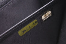 Load image into Gallery viewer, CHANEL シャネル 財布 長財布 スワロフスキー 22番 2016年 ココマークブラック ゴールド金具 美品 中古 46661