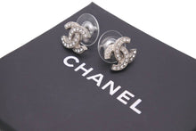 Load image into Gallery viewer, 極美品 CHANEL シャネル ココマーク ラインストーン ピアス ロゴ アクセサリー ジュエリー 小物 中古 46669
