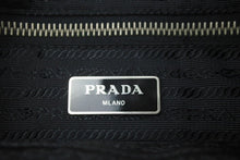 Load image into Gallery viewer, PRADA プラダ ショルダーバッグ ブラック ナイロン 三角ロゴ ロゴ プレート 中古 46742