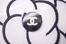 Load image into Gallery viewer, CHANEL シャネル ココマーク カメリアコサージュ ブローチ アクセサリー ラバー GP 10.4g ホワイト ブラック 良品 中古 46879