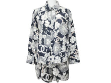 Load image into Gallery viewer, CHANEL シャネル ライオンフラワー柄 セットアップ 長袖シャツ スカート P37785V27395 M6895 白 ネイビー サイズ38 美品 中古 47033