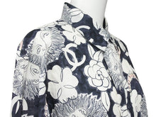 Load image into Gallery viewer, CHANEL シャネル ライオンフラワー柄 セットアップ 長袖シャツ スカート P37785V27395 M6895 白 ネイビー サイズ38 美品 中古 47033